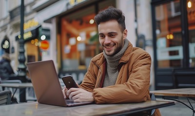 Hindi Online Sprachkurs Anfänger am Laptop