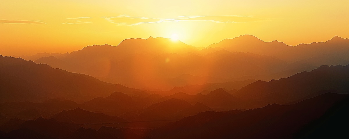 Sonnenaufgang über den Bergen des Hindukusch als Symbolbild für Pashto